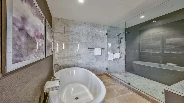 Home exchange in South Lake Tahoe, bathroom with soaking tub & shower