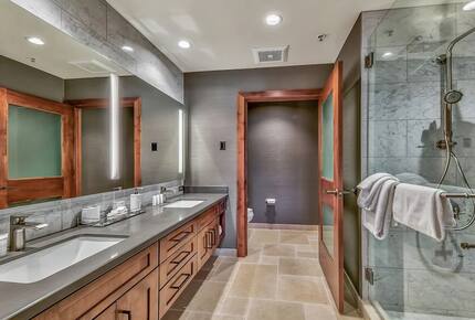 Home exchange in South Lake Tahoe, bathroom with dual vanity
