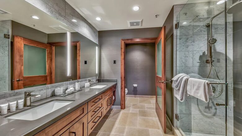 Home exchange in South Lake Tahoe, bathroom with dual vanity