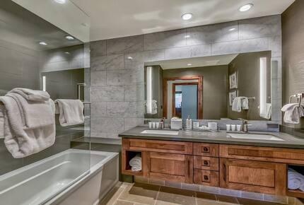 Home exchange in South Lake Tahoe, bathroom with glass door shower/tub