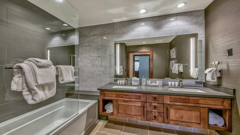 Home exchange in South Lake Tahoe, bathroom with glass door shower/tub
