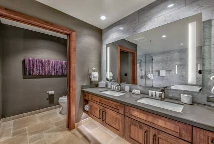 Home exchange in South Lake Tahoe, bathroom with water closet