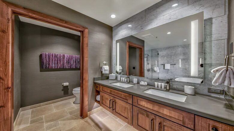 Home exchange in South Lake Tahoe, bathroom with water closet