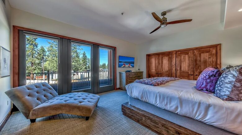 Home exchange in South Lake Tahoe, bedroom with king bed and chaise