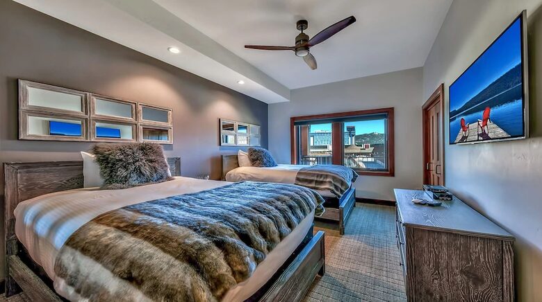 Home exchange in South Lake Tahoe, bedroom with 2 full-sized beds