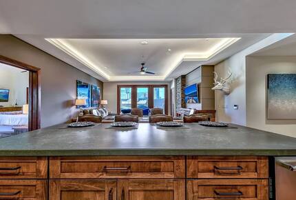 Home exchange in South Lake Tahoe, kitchen island facing living room