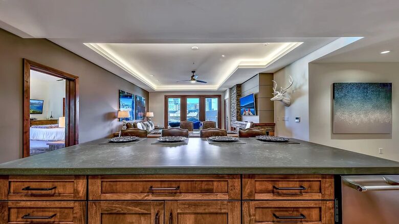 Home exchange in South Lake Tahoe, kitchen island facing living room
