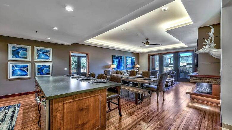 Home exchange in South Lake Tahoe, open floor plan dining area