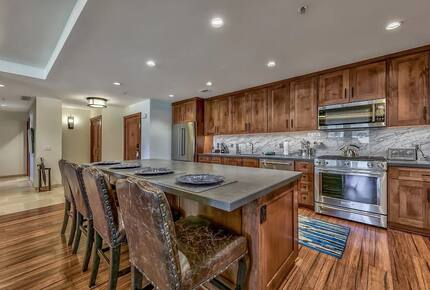 Home exchange in South Lake Tahoe, kitchen with island that seats 4