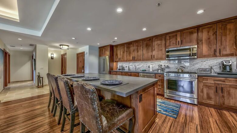 Home exchange in South Lake Tahoe, kitchen with island that seats 4