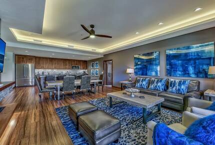 Home exchange in South Lake Tahoe, living room with blue accents