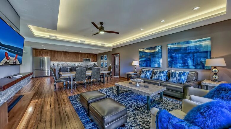 Home exchange in South Lake Tahoe, living room with blue accents