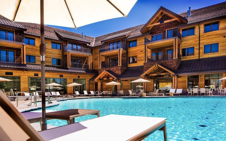 Home exchange in South Lake Tahoe, resort-pool with lounge chairs