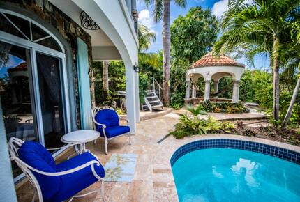 Home exchange in St John USVI, private sitting area overlooking pool