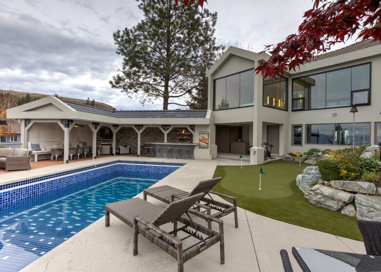 Breathtaking Solitude, Awe Inspiring Views (Year Round) - Kelowna, Canada