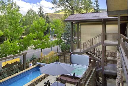 Home exchange in Aspen CO, balcony overlooking pool and hot tub
