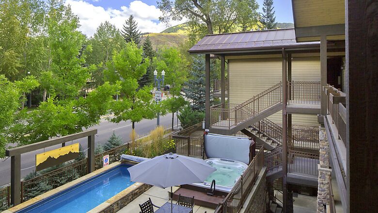 Home exchange in Aspen CO, balcony overlooking pool and hot tub