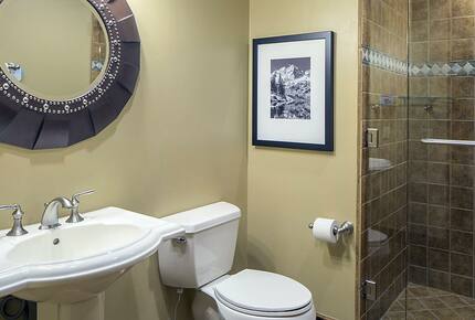 Home exchange in Aspen CO, guest bathroom with shower