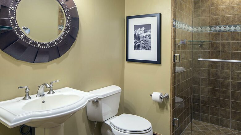 Home exchange in Aspen CO, guest bathroom with shower