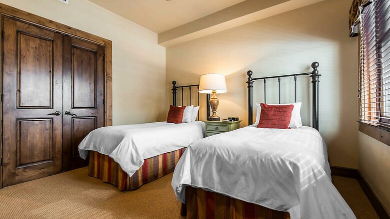 Home exchange in Aspen CO, guest room with 2 twin beds