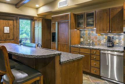 Home exchange in Aspen CO, kitchen with granite counters & Alderwood