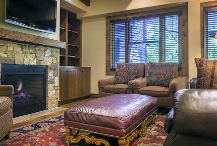 Home exchange in Aspen CO, living room with gas fireplace & 42" HDTV