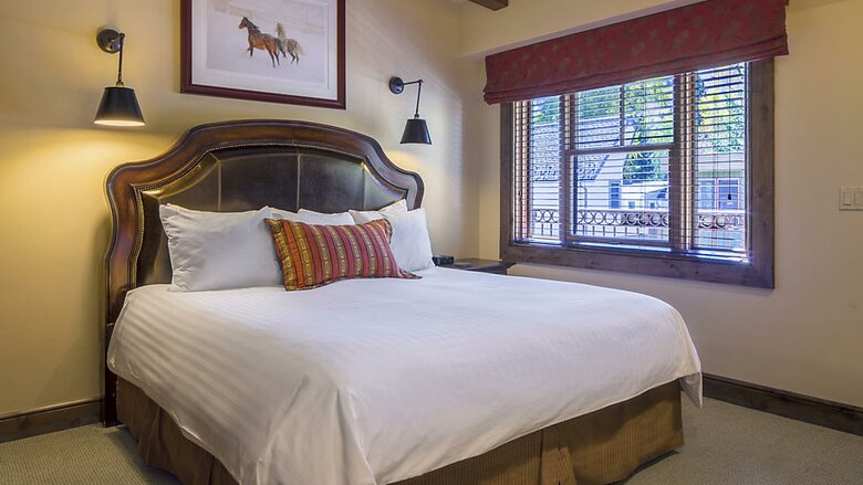 Home exchange in Aspen CO, master bedroom with king-size bed