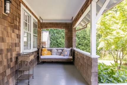 Vineyard Time - Edgartown, Massachusetts