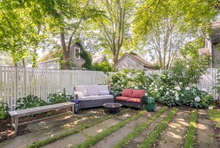 Vineyard Time - Edgartown, Massachusetts