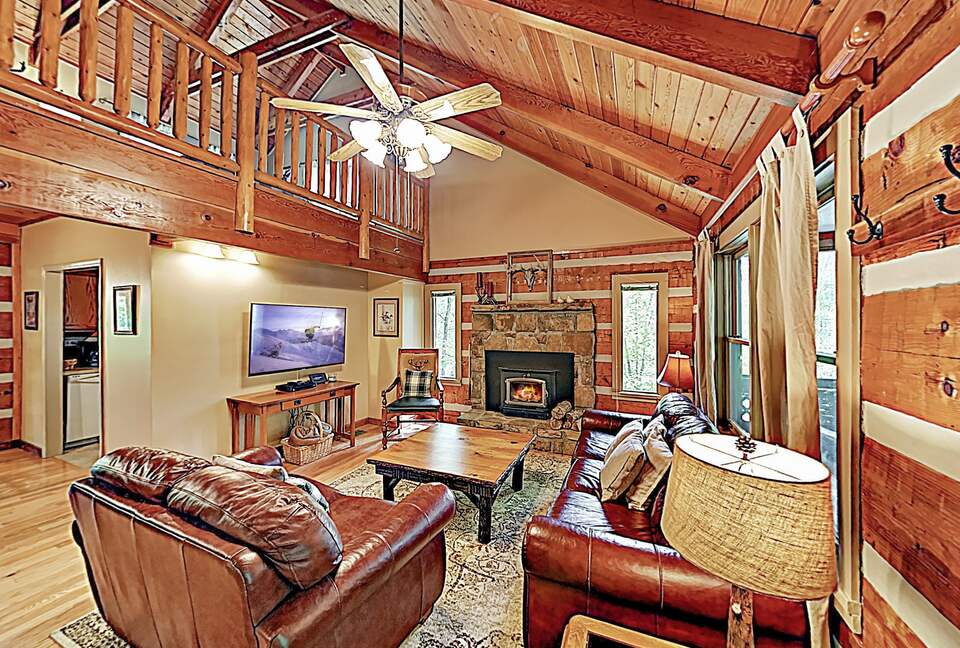 Luxe Cabin with Loft | Air Hockey, Pool, Wet Bar - Sevierville, Tennessee