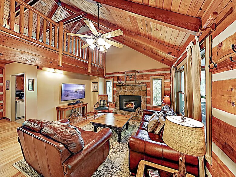 Luxe Cabin with Loft | Air Hockey, Pool, Wet Bar - Sevierville, Tennessee