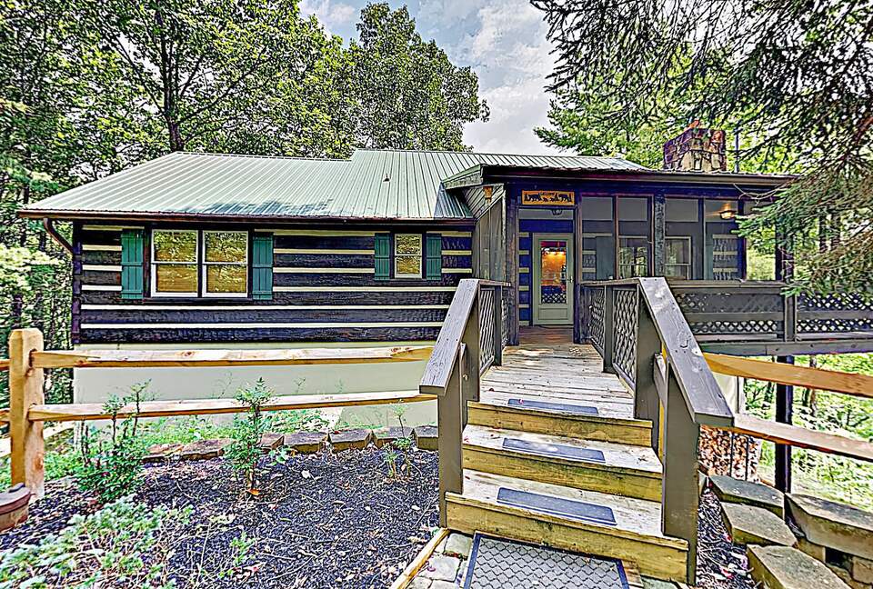 Luxe Cabin with Loft | Air Hockey, Pool, Wet Bar - Sevierville, Tennessee