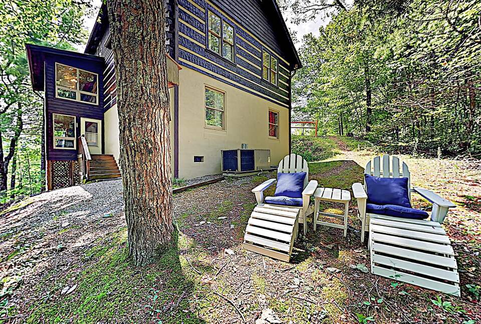 Luxe Cabin with Loft | Air Hockey, Pool, Wet Bar - Sevierville, Tennessee