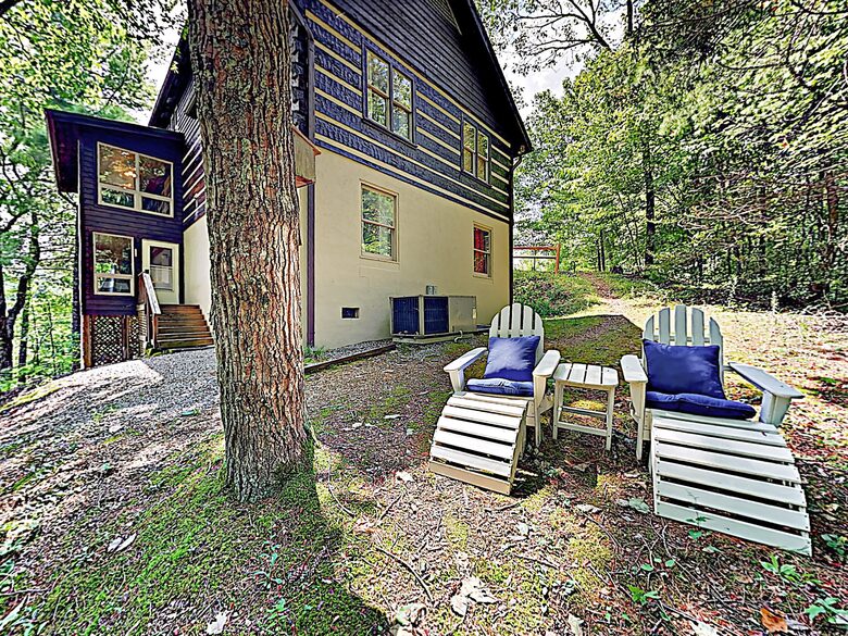 Luxe Cabin with Loft | Air Hockey, Pool, Wet Bar - Sevierville, Tennessee