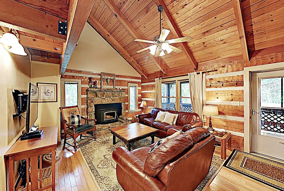 Luxe Cabin with Loft | Air Hockey, Pool, Wet Bar - Sevierville, Tennessee
