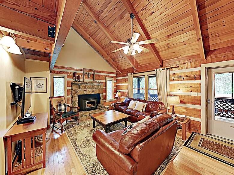 Luxe Cabin with Loft | Air Hockey, Pool, Wet Bar - Sevierville, Tennessee