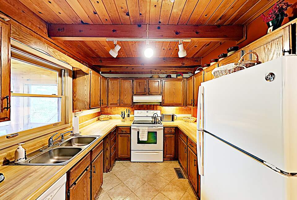 Luxe Cabin with Loft | Air Hockey, Pool, Wet Bar - Sevierville, Tennessee