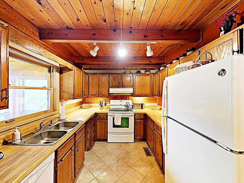 Luxe Cabin with Loft | Air Hockey, Pool, Wet Bar - Sevierville, Tennessee