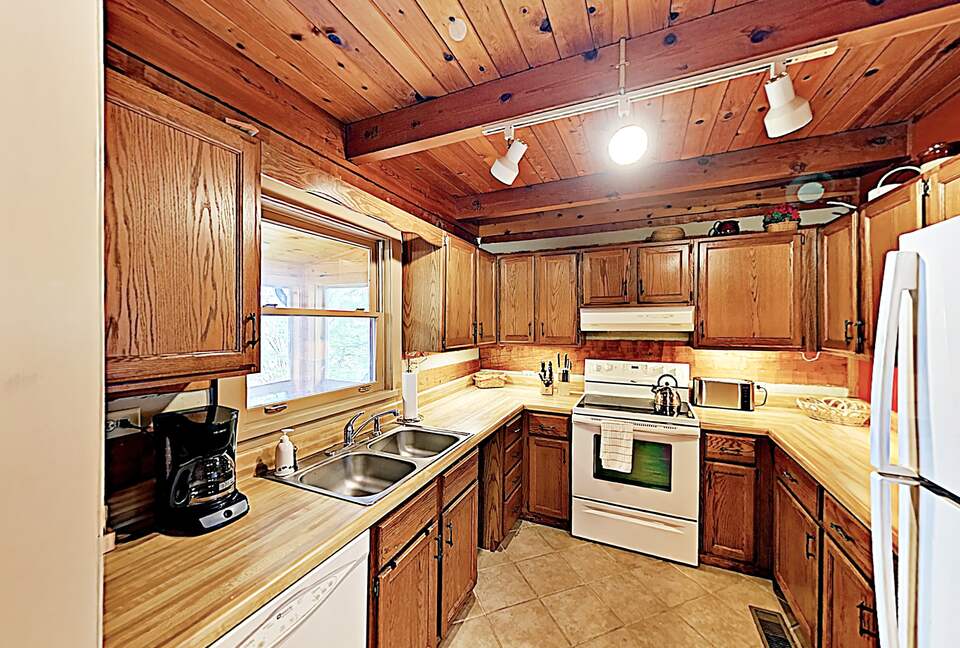 Luxe Cabin with Loft | Air Hockey, Pool, Wet Bar - Sevierville, Tennessee