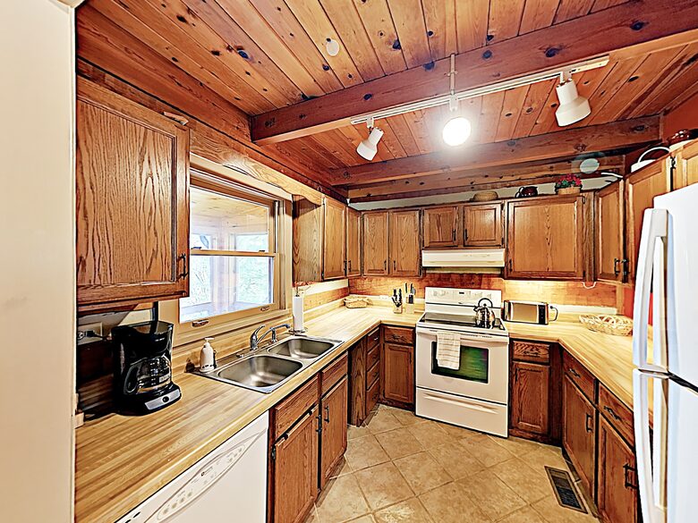 Luxe Cabin with Loft | Air Hockey, Pool, Wet Bar - Sevierville, Tennessee