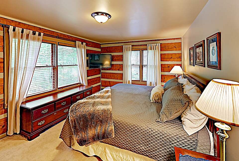 Luxe Cabin with Loft | Air Hockey, Pool, Wet Bar - Sevierville, Tennessee