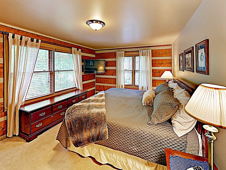 Luxe Cabin with Loft | Air Hockey, Pool, Wet Bar - Sevierville, Tennessee