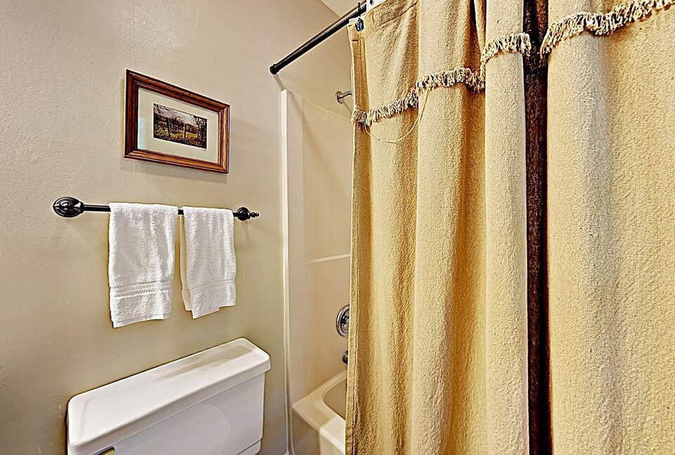 Luxe Cabin with Loft | Air Hockey, Pool, Wet Bar - Sevierville, Tennessee