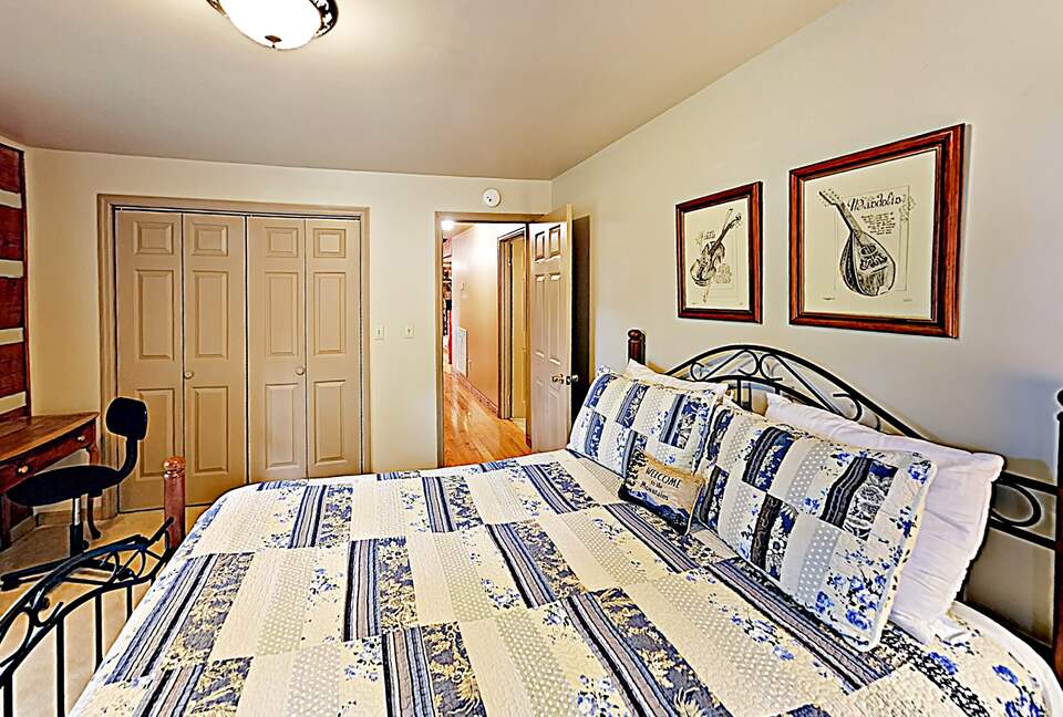 Luxe Cabin with Loft | Air Hockey, Pool, Wet Bar - Sevierville, Tennessee