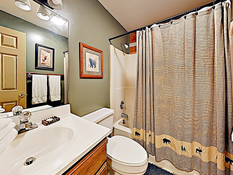 Luxe Cabin with Loft | Air Hockey, Pool, Wet Bar - Sevierville, Tennessee