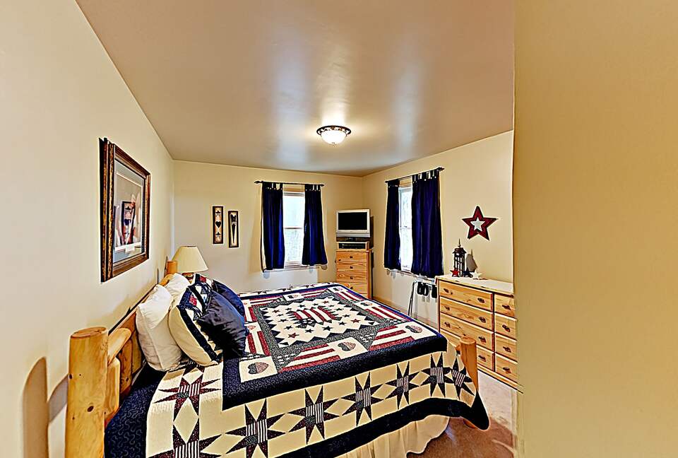 Luxe Cabin with Loft | Air Hockey, Pool, Wet Bar - Sevierville, Tennessee