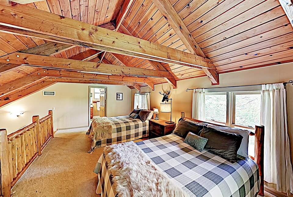 Luxe Cabin with Loft | Air Hockey, Pool, Wet Bar - Sevierville, Tennessee