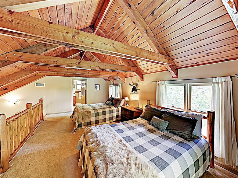 Luxe Cabin with Loft | Air Hockey, Pool, Wet Bar - Sevierville, Tennessee