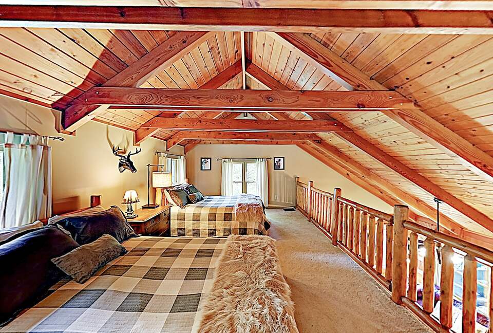 Luxe Cabin with Loft | Air Hockey, Pool, Wet Bar - Sevierville, Tennessee