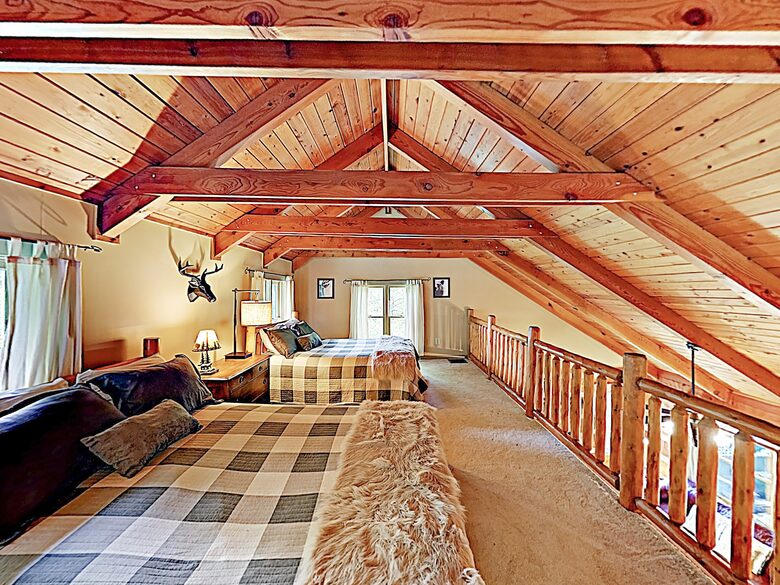 Luxe Cabin with Loft | Air Hockey, Pool, Wet Bar - Sevierville, Tennessee